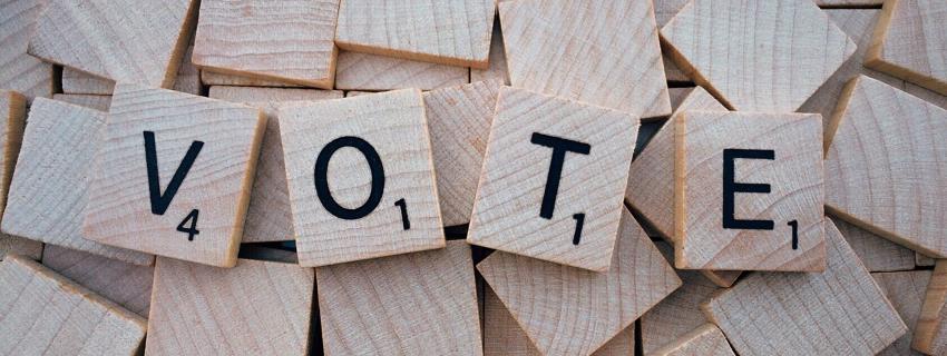 Scrabbel blokjes spellen het woord "VOTE"